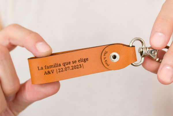 Clauer de cuir personalitzat amb frase especial per a regalar als vostres amics el dia del casament